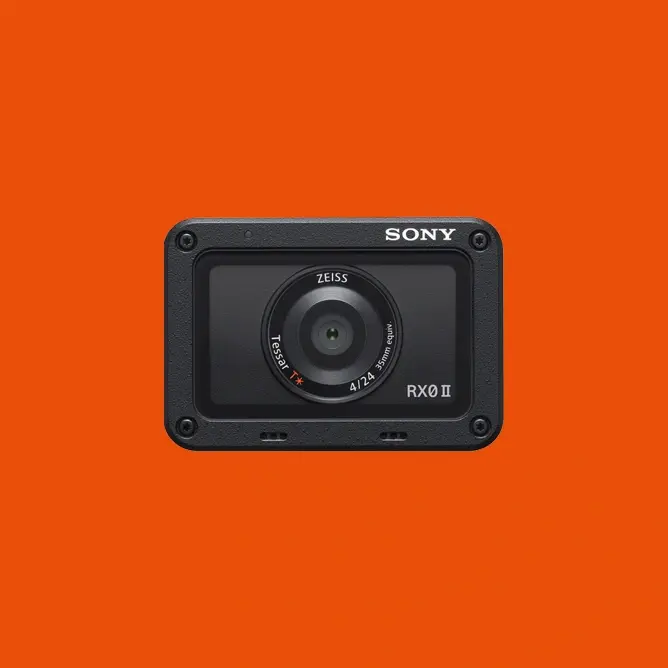 Sony RX0 II svart actionkamera med ZEISS-objektiv på oransje bakgrunn