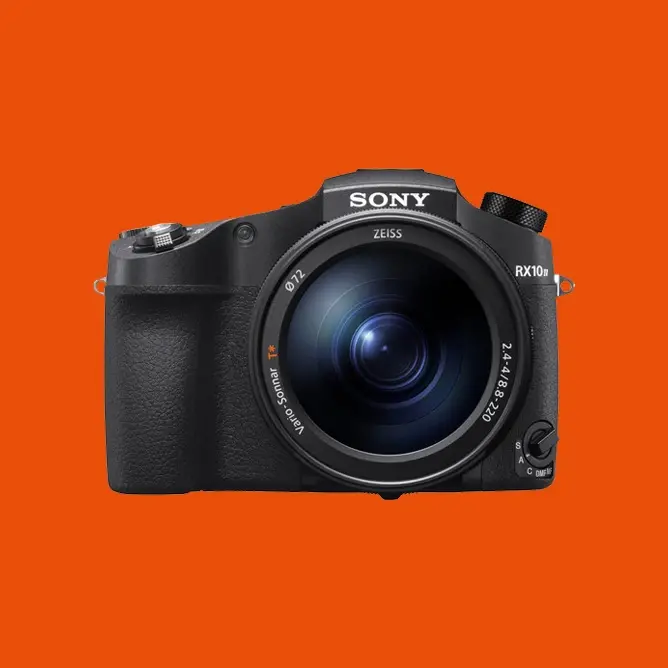Sony RX10-kamera med stor linse mot oransje bakgrunn