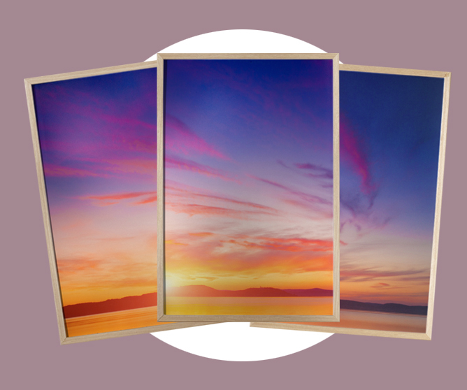 Tredelt bilde av en fargerik solnedgang over en stille innsjø