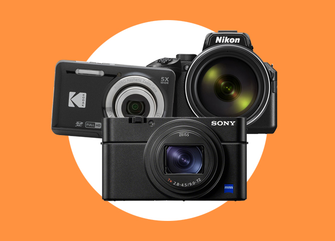 Tre digitalkameraer, en Kodak, en Nikon og en Sony, plassert foran en oransje bakgrunn Tre digitalkameraer, en Kodak, en Nikon og en Sony, plassert foran en oransje bakgrunn