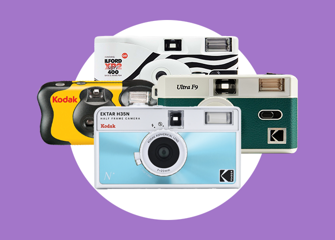 Fire analoge kameraer i ulike farger og design, plassert foran en lilla bakgrunn