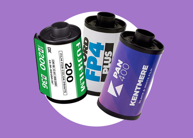 Tre filmruller i ulike merker og farger på en lilla bakgrunn