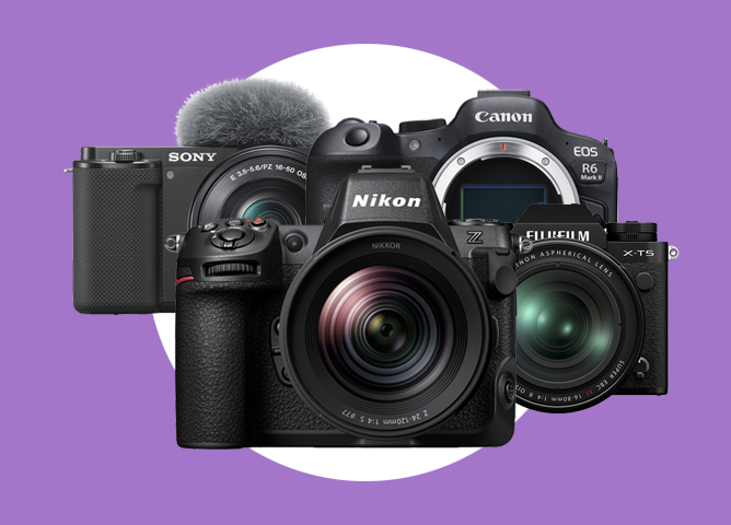 Fire moderne kameraer fra merkene Sony, Nikon, Canon og Fujifilm med lilla bakgrunn