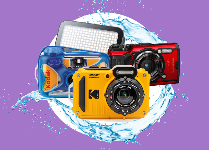 Fire vanntette kameraer i forskjellige farger foran et sprutende vannmotiv