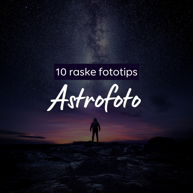 En person står på en steinete ås om natten og ser på en stjerneklar himmel med melkeveien i bakgrunnen