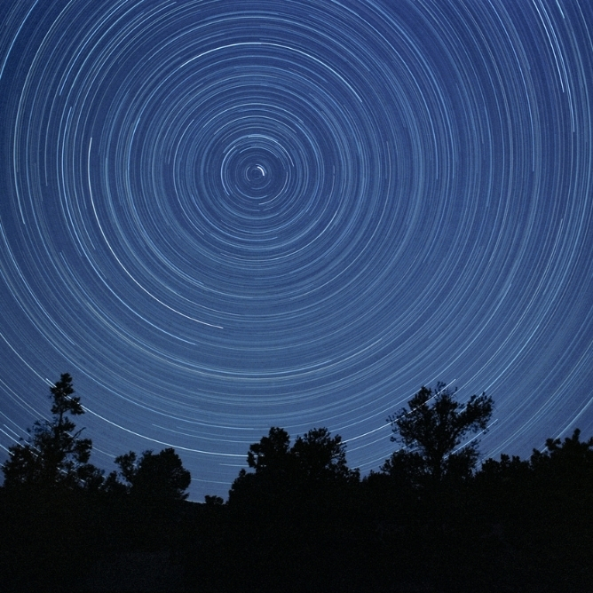 Stjernehimmel med sirkelmønstre dannet av lange eksponeringer