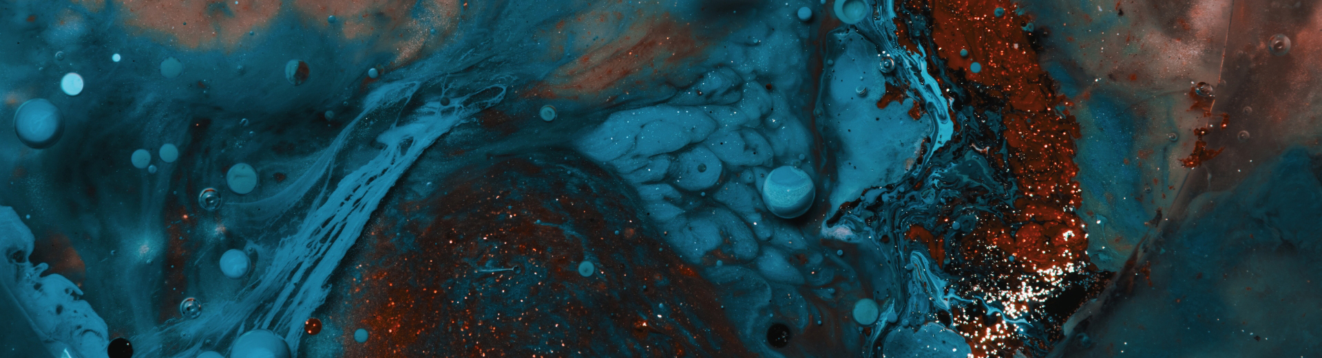 Abstrakte kunst med blå og røde flytende former og glitrende detaljer