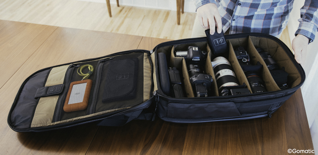 En kamerabag full av speilreflekskameraer og objektiver, organisert i polstrede rom