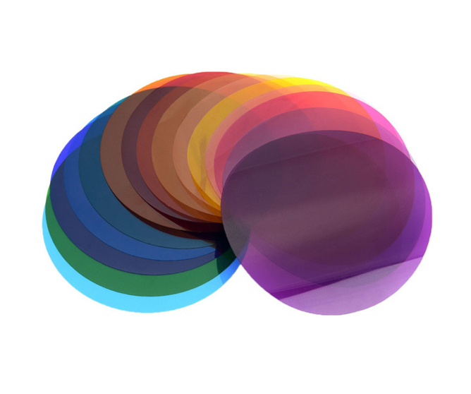 En vifteformet samling av runde, gjennomsiktige fargefilter i ulike klare farger En vifteformet samling av runde, gjennomsiktige fargefilter i ulike klare farger