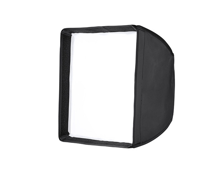 En svart rektangulær softboks med hvit diffuser i midten En svart rektangulær softboks med hvit diffuser i midten