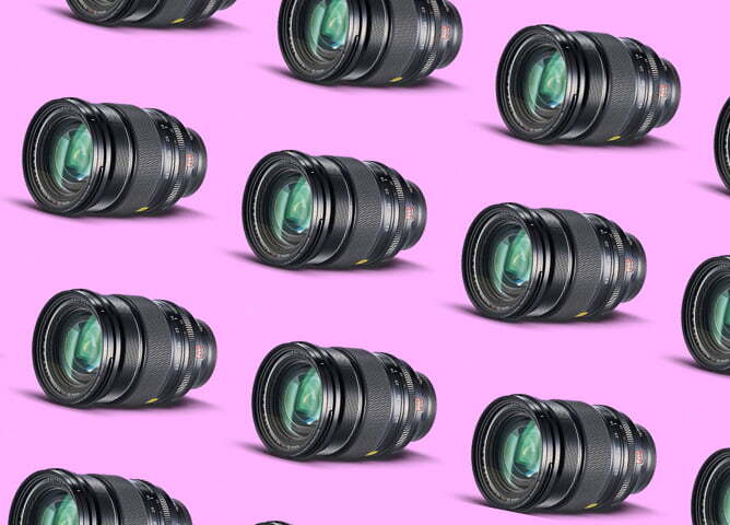 Kameralinser arrangert i mønster mot rosa bakgrunn
