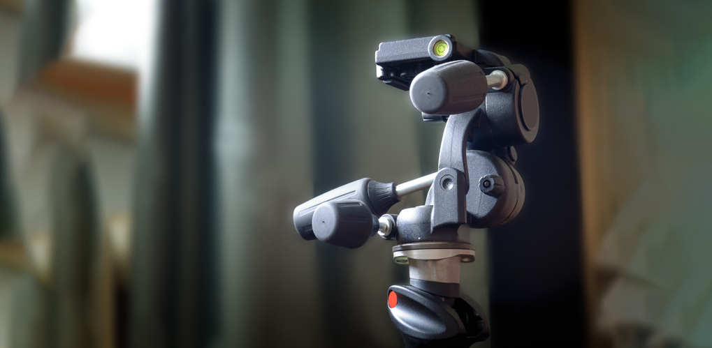 Et solid kamerastativ med justerbare ledd og innebygd vater