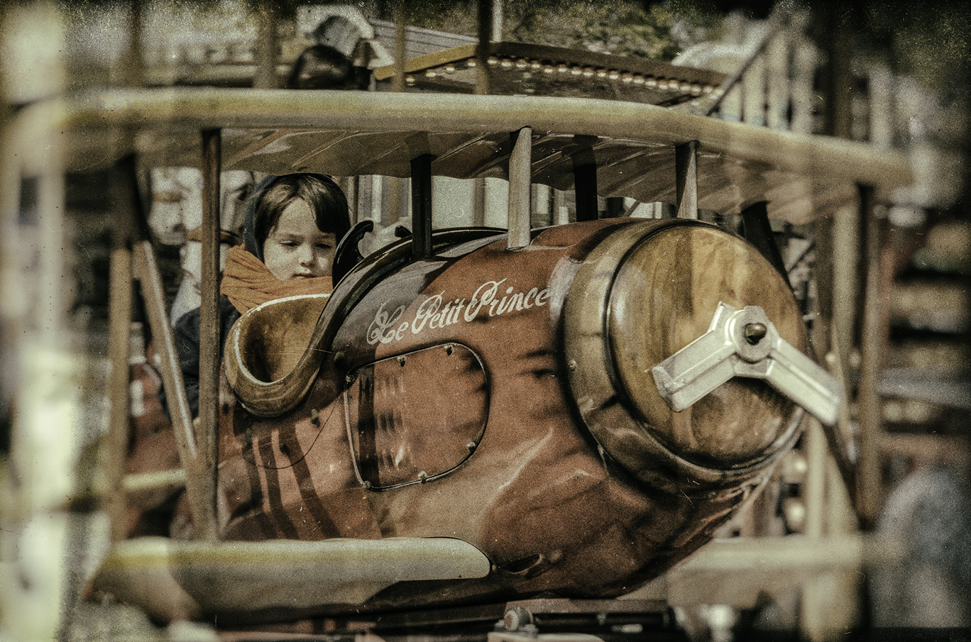 Et lekefly med teksten "Le Petit Prince" malt på siden, laget i en nostalgisk og gammeldags design.