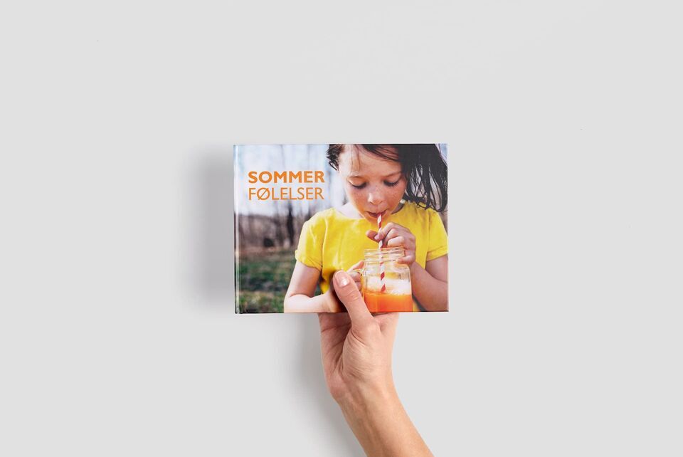 FAILED BY GPT, tried image url: https://www.japanphoto.no/wcsstore/DinkikkertNO/Photofinishing/JapanPhoto/CEWE-FOTOBOK/basiccard/cfb-compact_panorama_lg.jpg