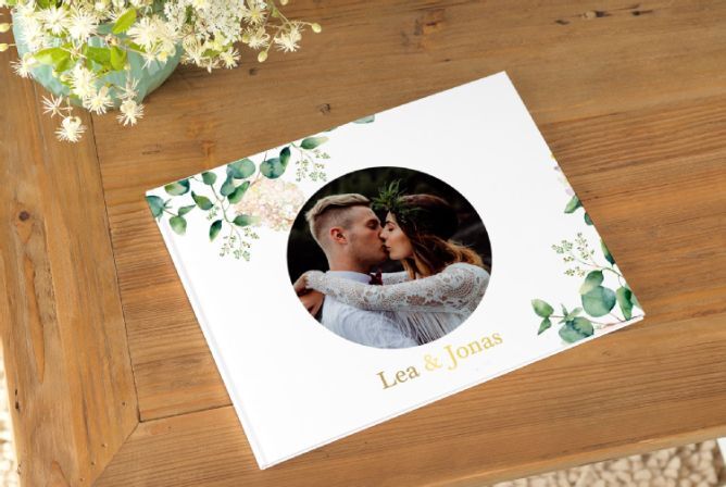 FAILED BY GPT, tried image url: https://www.japanphoto.no/wcsstore/DinkikkertNO//Photofinishing/JapanPhoto/CEWE-FOTOBOK/inspirasjon/cfb-inspirasjon-bryllupsbok-bc_lg.jpg