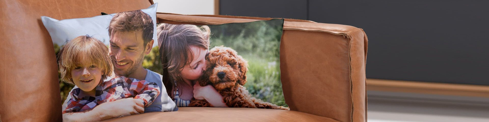 To puter med personlige fotomotiver ligger på en brun skinnsofa