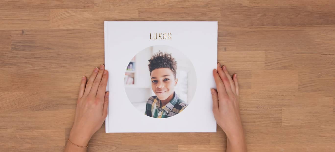 FAILED BY GPT, tried image url: https://www.japanphoto.no/wcsstore/DinkikkertNO//Photofinishing/JapanPhoto/anledninger/konfirmasjon/konfirmasjon-cewefotobok_lg.jpg