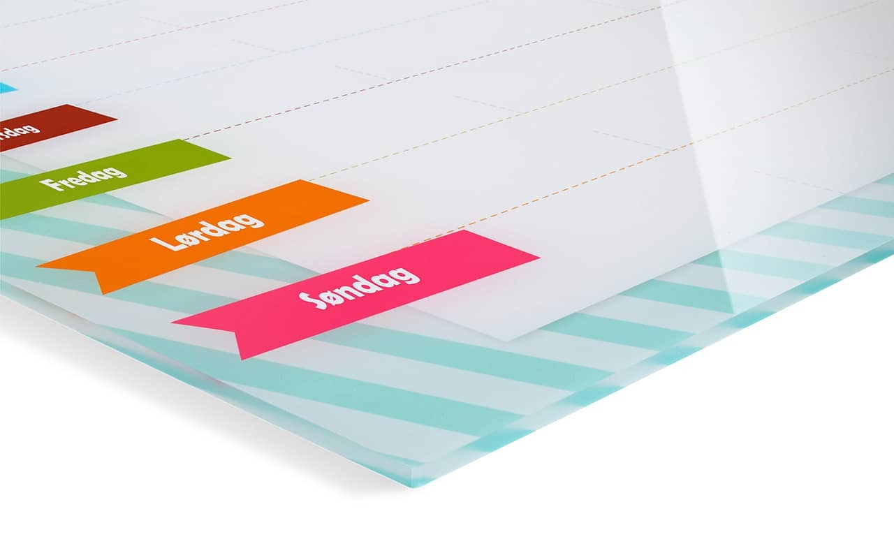 Familieukeplan bak akrylglass Familieukeplan bak akrylglass
