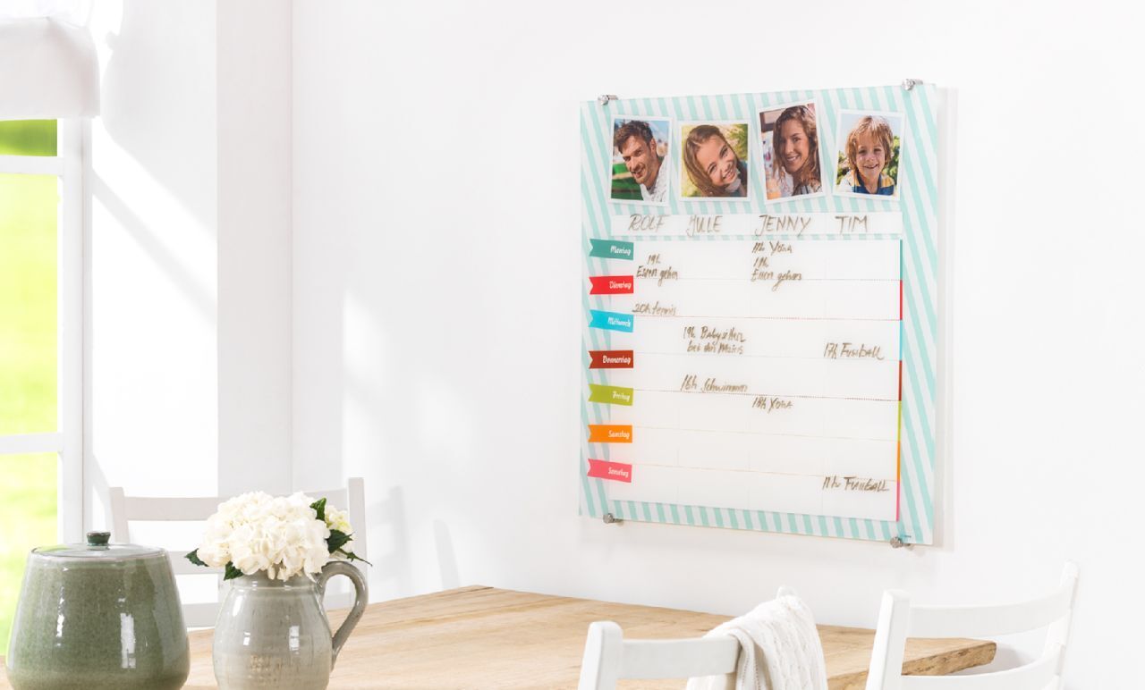 Familieukeplan bak akrylglass Familieukeplan bak akrylglass