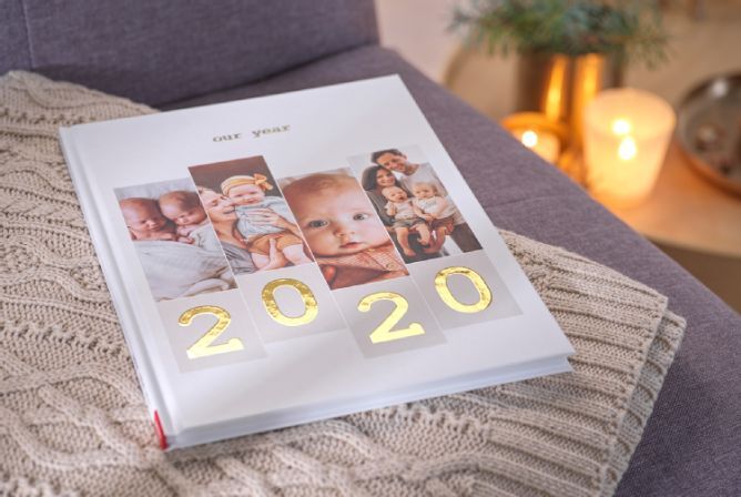 FAILED BY GPT, tried image url: https://www.japanphoto.no/wcsstore/DinkikkertNO//Photofinishing/JapanPhoto/inspirasjon/cards/inspirasjon-fotobok-covermal_lg.jpg