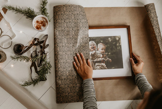 FAILED BY GPT, tried image url: https://www.japanphoto.no/wcsstore/DinkikkertNO//Photofinishing/JapanPhoto/inspirasjon/cards/inspirasjon-leonora-bc_lg.jpg