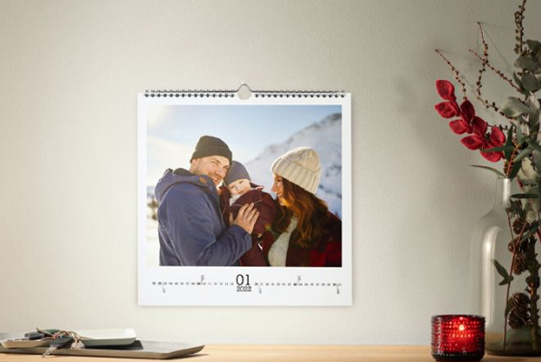 FAILED BY GPT, tried image url: https://www.japanphoto.no/wcsstore/DinkikkertNO//Photofinishing/JapanPhoto/xmas2021/jpno-bc-fotokalender-vegg-kvadratisk_lg.jpg