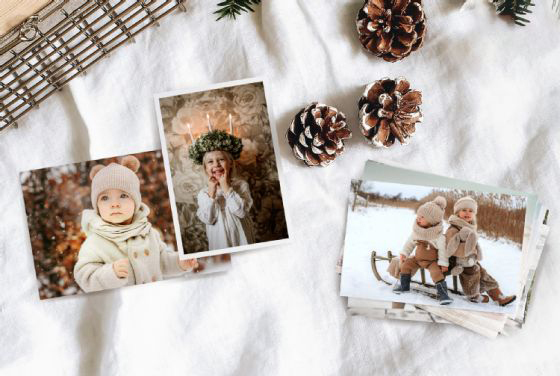 To bilder av barn i vinterklær og hvite bakgrunner, kongler og juledekorasjoner rundt