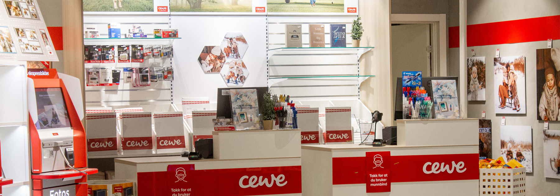 CEWE-butikk med skranker, fotoprodukter, veggdekor og hyller med tilbehør