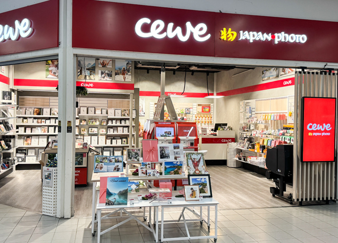 Butikkfront med CEWE-logo og Japan Photo-logo vises. Utstilling med fotoprodukter og gaveideer foran butikken Trondheim - City Syd