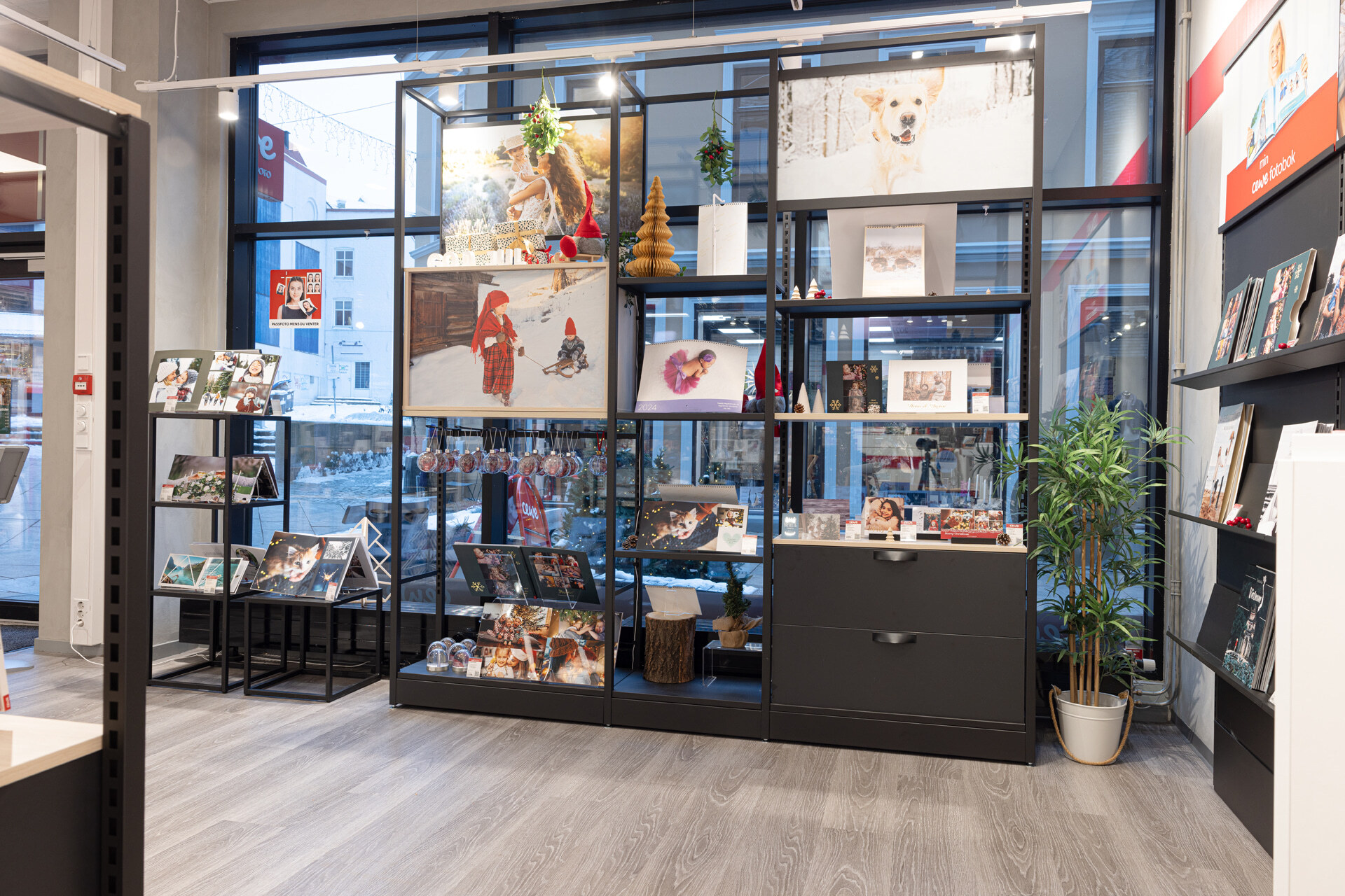 Utstillingsvindu med fotoprodukter og juledekorasjoner, inkludert fotobøker, rammer og julepynt. Utstillingsvindu med fotoprodukter og juledekorasjoner, inkludert fotobøker, rammer og julepynt.