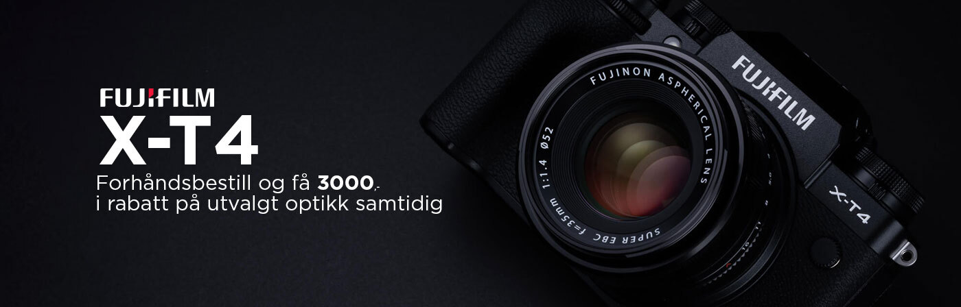 Fujifilm X-T4 speilløst kamera med Fujinon 35mm f1.4-objektiv, plassert på svart bakgrunn